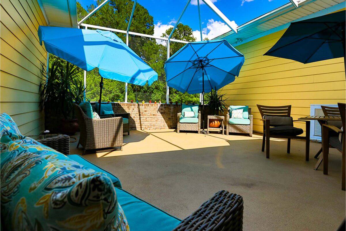 Exterior-Outdoor Sitting Area-HarborChase of Jacksonville-Florida Senior Living