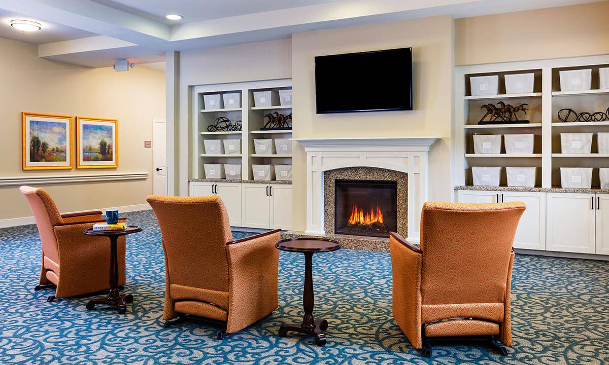HarborChase of McKinney-Sitting Area with Fireplace_Luxury Senior Living in Texas
