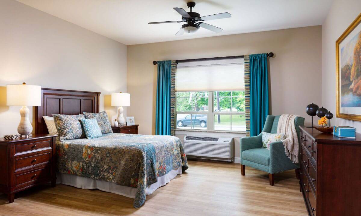 HarborChase of McKinney-Senior Apartment Bedroom_Luxury Senior Living in Texas