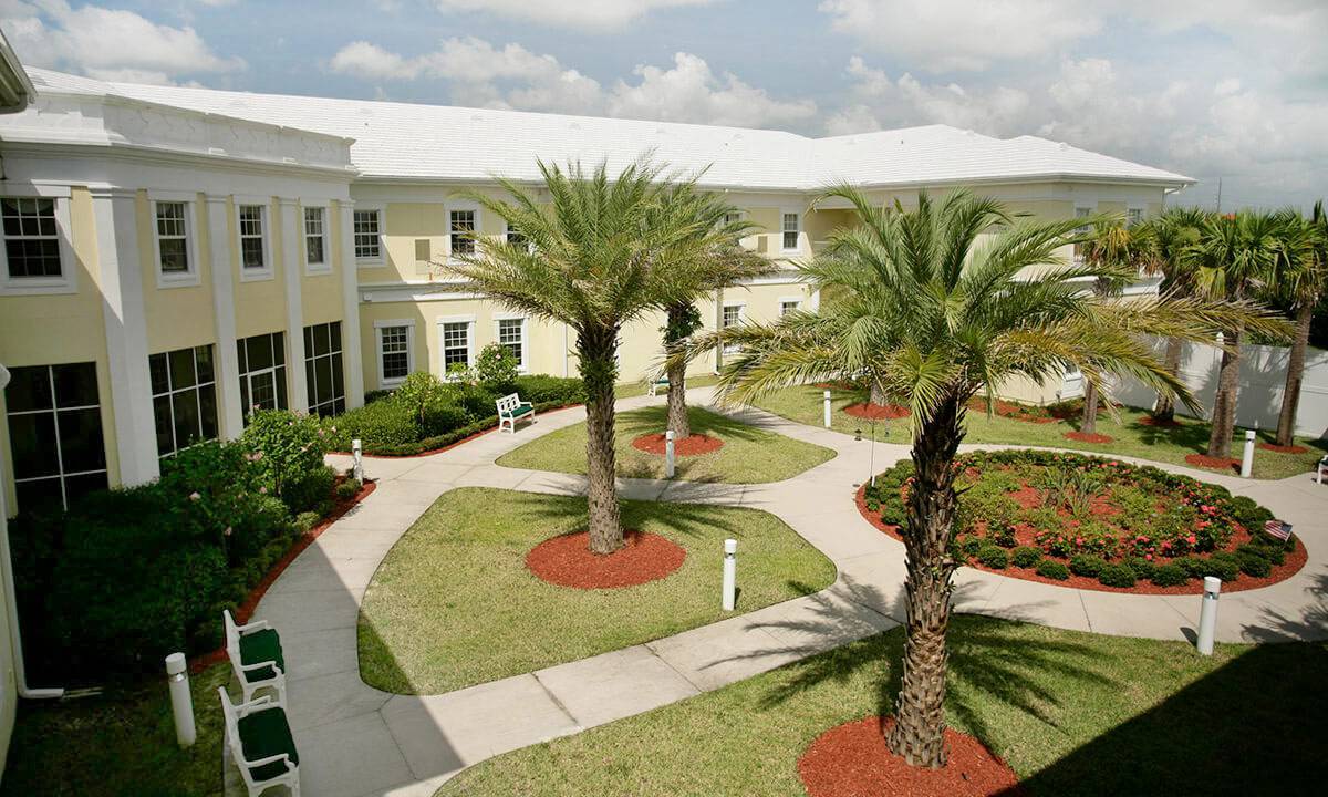 Exterior-Courtyard-HarborChase of Vero Beach-Florida Senior Living