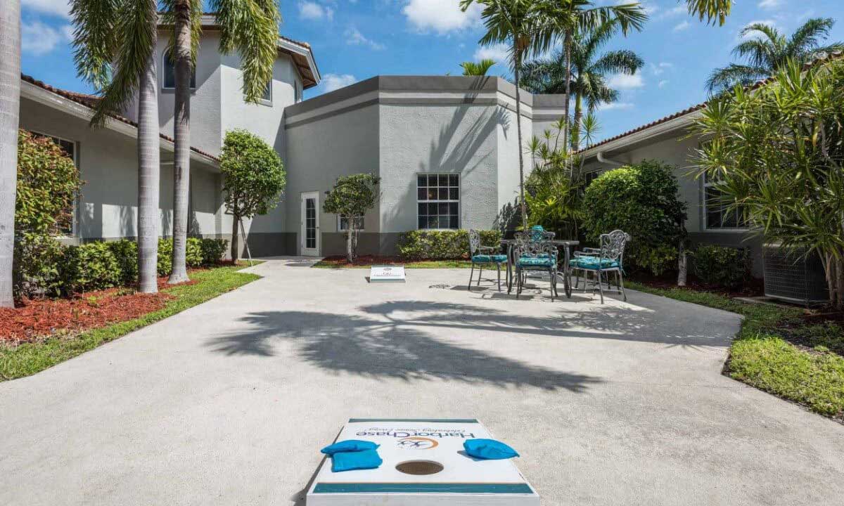 Exterior-Secure Courtyard-HarborChase of Tamarac-Florida Senior Living