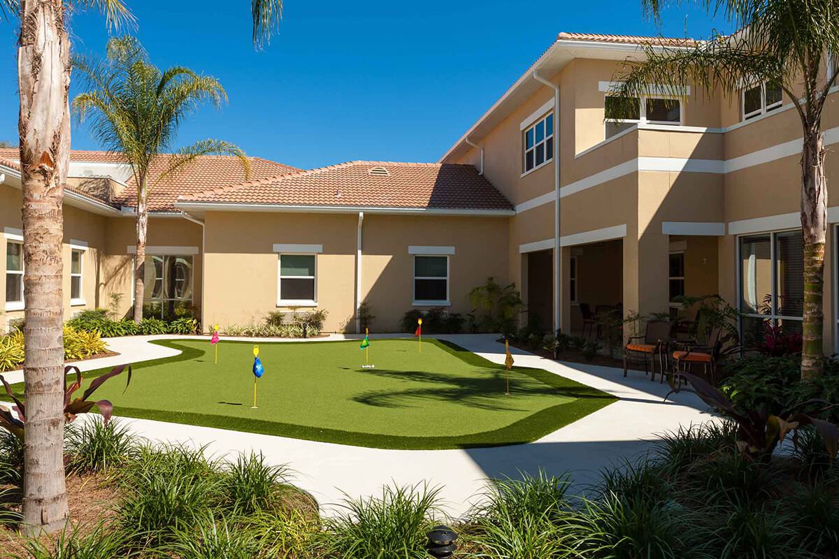Exterior-Memory Care Courtyard-HarborChase of Villages Crossing-Senior Living in Lady Lake, Florida