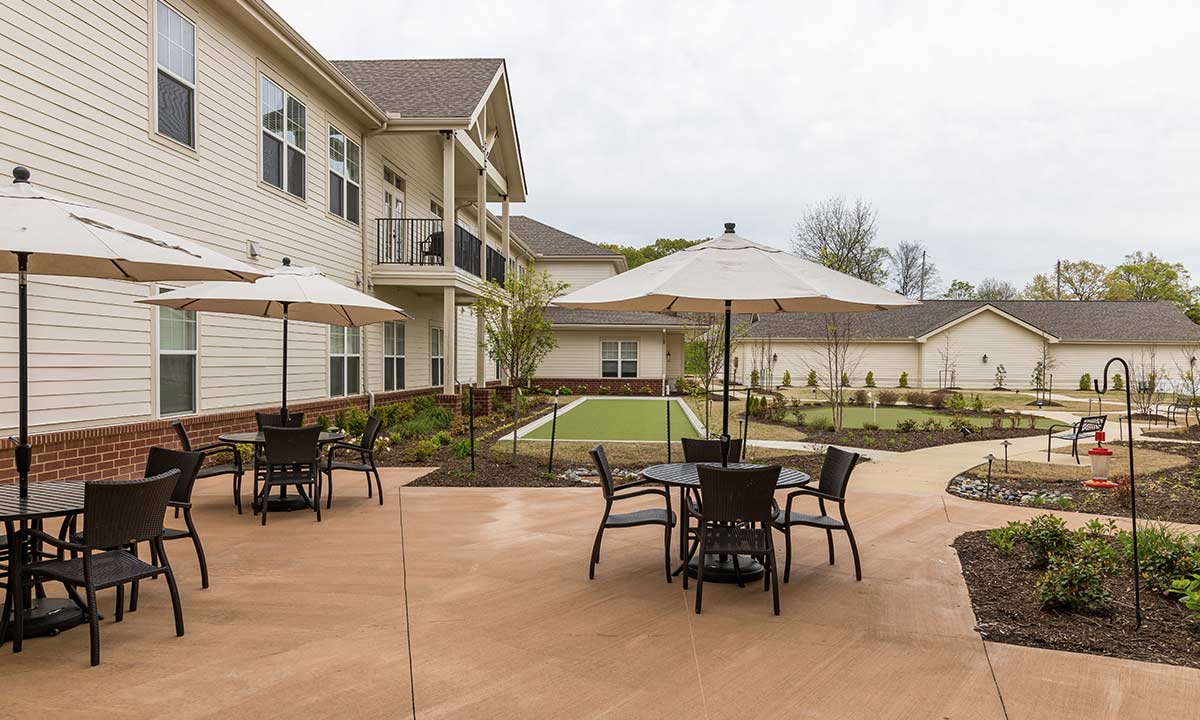 HarbrChase of Cordova Outdoor dining Area