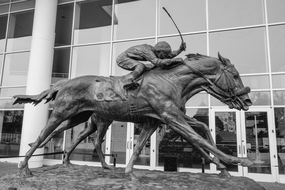 statue of two horses and jockeys neck and neck in a celebrated inaugural race in 1981 at Arlington International Racecourse